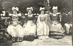Brittany Pardon of the Flowers of Ajoues has Bridge Swallow-hole the Queen and the Young ladies of honor - CPA