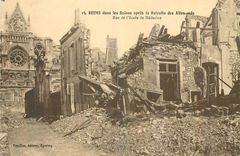 CPA Reims dans les Ruines apres la Retraite des Allemands 