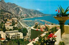 CPM Menton Le port de Garavan et la frontiere Franco Italienne 