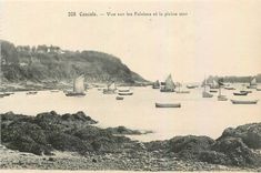 CPA Cancale Vue sur les Falaises et la pleine mer Bateaux