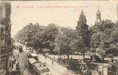CPA Toulouse La Rue d'Alsace Lorraine et le Square du Capitole Tramway Cafes Biec Publicite