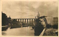 CPA Morlaix Finistere Le port et le viaduc Bateau