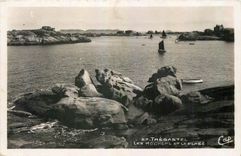 CPA Tregastel Les Rochers et la Plage 