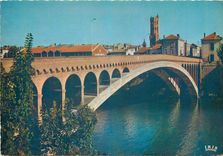 CPM Villeneuve sur Lot Lot et Garonne Le Pont Neuf sur le Lot et le clocher de l'Eglise Sainte Cathe