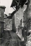 CPM Cite de Perouges (Ain) La rue des Rondes Grenier a sel et Vieilles cheminees Perougiennes