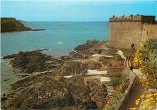 CPM Saint Malo (Ile et Vilaine) la tour Bidouane (XVe et XVIIes) en face l'ilot du Grand Be