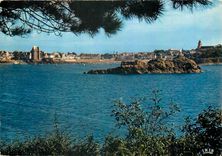 CPM St Servan cite Corsaire Vue generale et le rocher de Bizeux