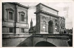 CPM Montpellier (Herault) L'arc triomphe et le clocher de Ste Anne