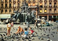CPM Lyon Les pigeons de la Place des Terreaux et la fontaine Bartholdi