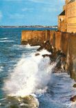 CPM Cote d'Emeraude Saint Malo Cite Corsaire Maree d'equinoxe Vagues a l'assaut des remparts