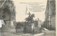 CPA Reims Dans ses annees de bombardement 1914 18 Place du Parcvis et Jeanne d'Arc a droite l'Hotel 