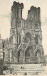 CPA Reims Dans ses annees de bombardement 1914 18 La Cathedrale incediee et bombardee par les Allema