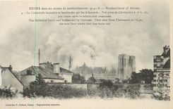 CPA Reims Dans ses annees de bombardement 1914 18 La Cathedrale incendiee et bombardee par les Allem