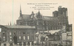 CPA Reims Dans ses annees de bombardement 1914 18 La Cathedrale avant l'incendie
