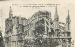CPA Reims Dans ses annees de bombardement 1914 18 La Cathedrale Vue d'ensemble de l'Abside et du Tra