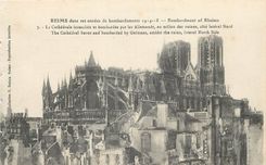CPA Reims Dans ses annees de bombardement 1914 18 La Cathedrale incendiee et bombardee par les Allem