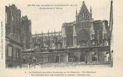 CPA Reims Dans ses annees de bombardement 1914 18 La Cathedrale incendiee et bombardee par les Allem