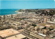 CPM En Avion sur Le Havre S Mme La porte Oceane et le Cap de la Heve 