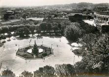 CPM Nimes L'Esplanade la Fontaine Pradier et les Arenes 