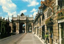 CPM Nancy Meurthe et Moselle La rue Here et l'arc de triomphe 