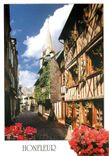 CPM Honfleur Calvados Vieille rue typique et le clocher de Sainte Catherine 