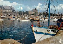 CPM Saint Malo L et V Les yachts devant le Chateau Bateaux