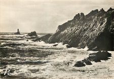 CPM En Bretagne La Pointe du Raz Les Brisants au fond le Phare de la Vieille 