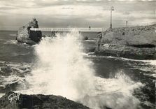 CPM Biarritz Bses Pyr Effet de mer au Rocher de la Vierge 