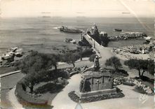 CPM Biarritz BP Le Monument aux Morts et le Rocher de la Vierge 