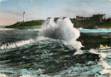 CPM Biarritz Effet de vagues Dans le fond le Phare 