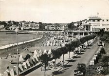 CPM St Jean de Luz Basses Pyrenees La Plage vue de l'Hotel d'Angleterre 