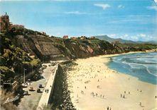 CPM Biarritz (Pyr Atl) La Plage de la cote des Basques au fond la Rhune