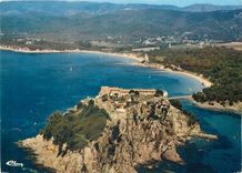 CPM La Cote d'Azur Varoise Bormes les Mimosas (Var) France Vue aerienne sur le Fort de Bregancon 'Xe