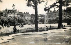 CPM Lyon Rhone Un coin de la Place Bellecour et le bassin 