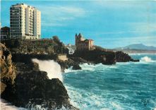 CPM Biarritz Pyrenees Atlantiques L'Eurotel et la Villa Belsa Au fond la Rhune 