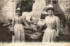 Vichy-Donneuses d'eau-CPA