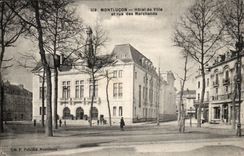 Montlucon- Hotel de Ville et rue des Marchands-CPA