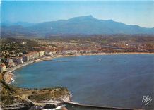 CPM St Jean de Luz Vue generale de la Plage et la Ville Au fond 