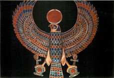CPM Le musee Egyptien Le Caire Pectoral Faucon avec les ailes depliees et richement orne d'or rurquo