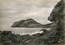 CPM Plougasnou et ses environs Finistere Primel Tregastel la pointe avec son rocher Castel ar Sallou