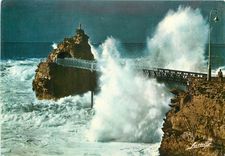 CPM Biarritz Tempete au Rocehr de la Vierge 