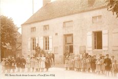 CPM 1912 Sortie d'ecole devant la mairie a Fixin (Cote d'Or)