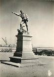 CPM St Malo (I et V) La Statue de Robert Surcouf