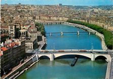 CPM Lyon Vue aerienne sur la Vallee de la Saone au premier plan le pont Bonaparte a gauche Cathedral