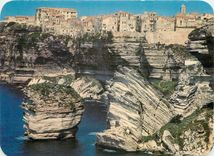 CPM Bonifacio La Vieille ville couronne une falaise abrupte dans un decor de rochers blancs et tourm