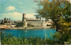 CPM Marseille La Cathedrale et le fort Saint Jean vus des Jardins du Pharo 