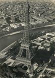 CPM En Avion sur Paris La Tour Eiffel 