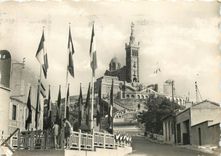 CPM Marseille La Basilique de Notre Dame de la Garde Au premier plan le Char Jeanne d'Arc 