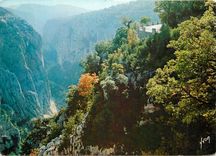 CPM Couleurs et Lumiere de France Grand Canon du Verdon (Var) Corniche sublime Falaises du Bauchet