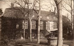 Has locates middle-class house